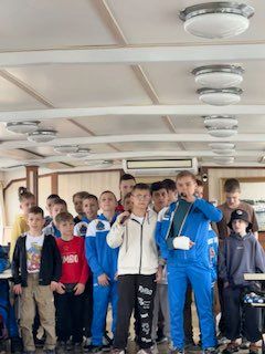 Почётные ветераны самбо собрались на корабле, чтобы поздравить ребят с выпускным!…